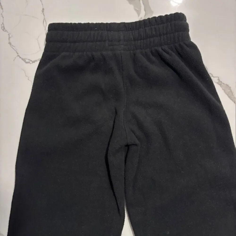 The Children’s Place Boys Black Fleece Pants Off White Long Sleeve T shirt 4